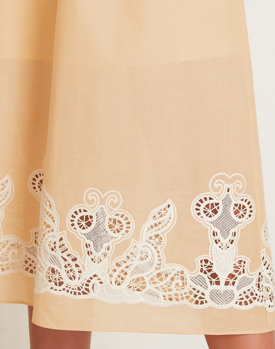 
O Vestido Midi Morgan é confeccionado em cambraia bordada, tecido de toque leve e delicado. <br/> 