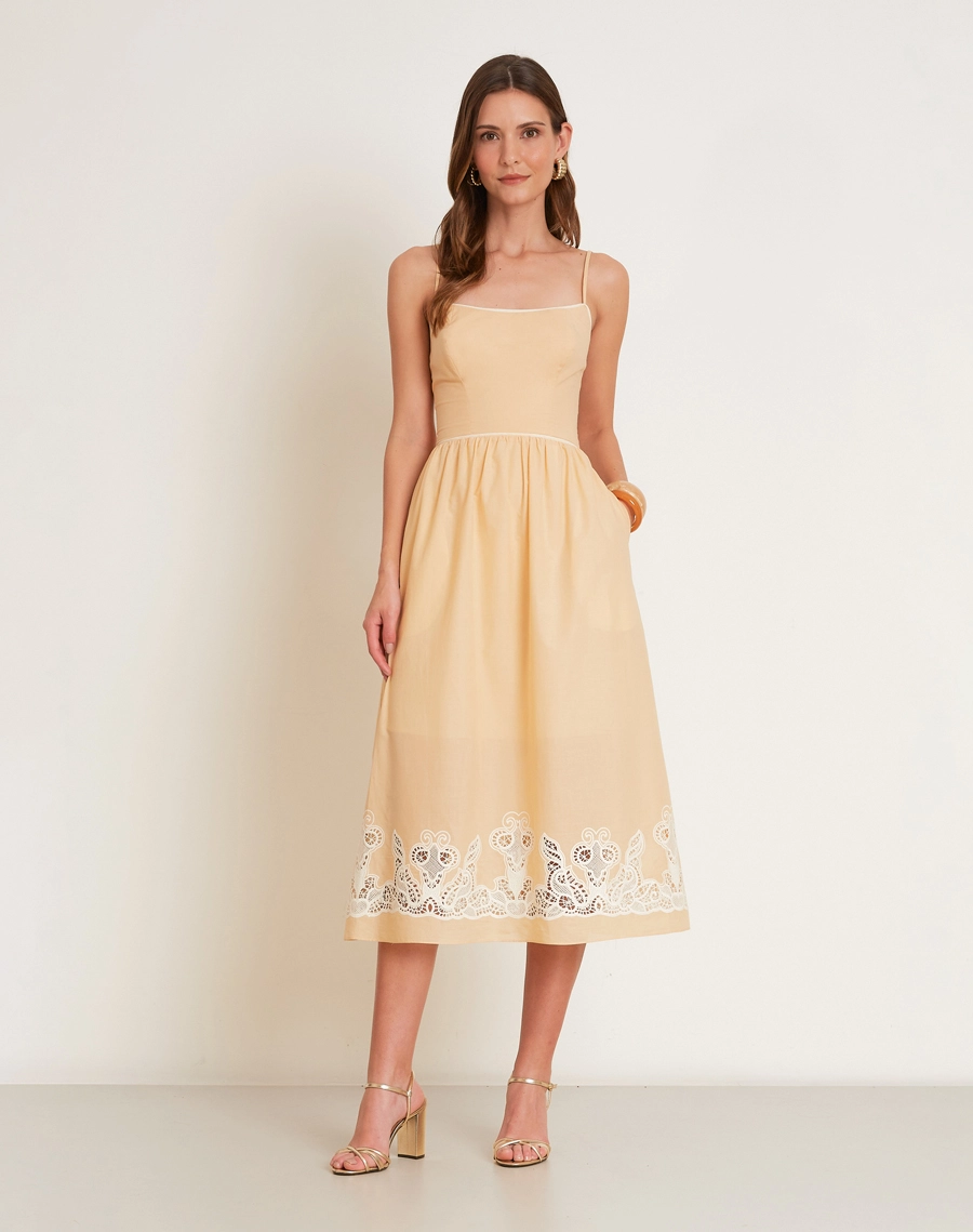 
O Vestido Midi Morgan é confeccionado em cambraia bordada, tecido de toque leve e delicado. <br/> 