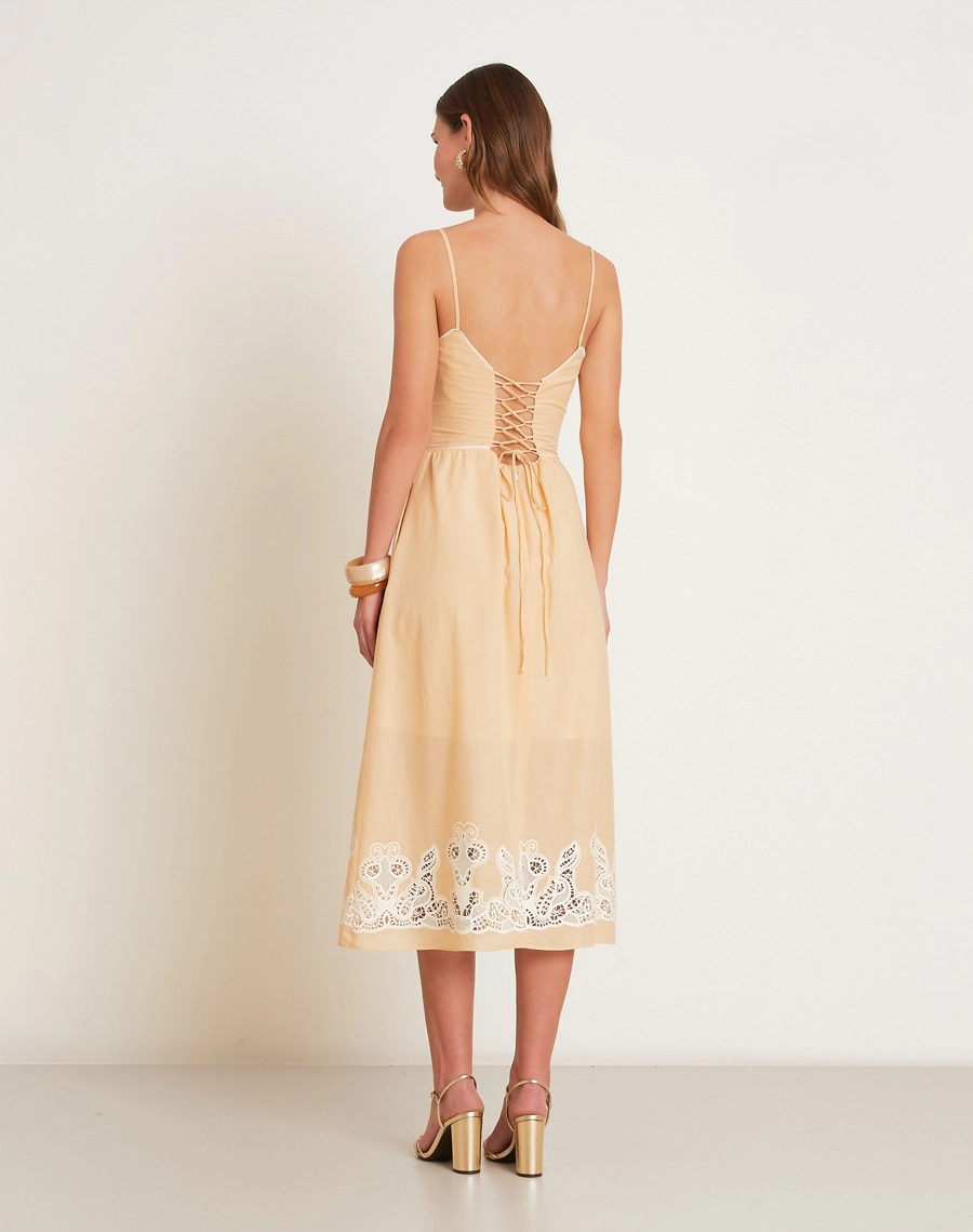 
O Vestido Midi Morgan é confeccionado em cambraia bordada, tecido de toque leve e delicado. <br/> 