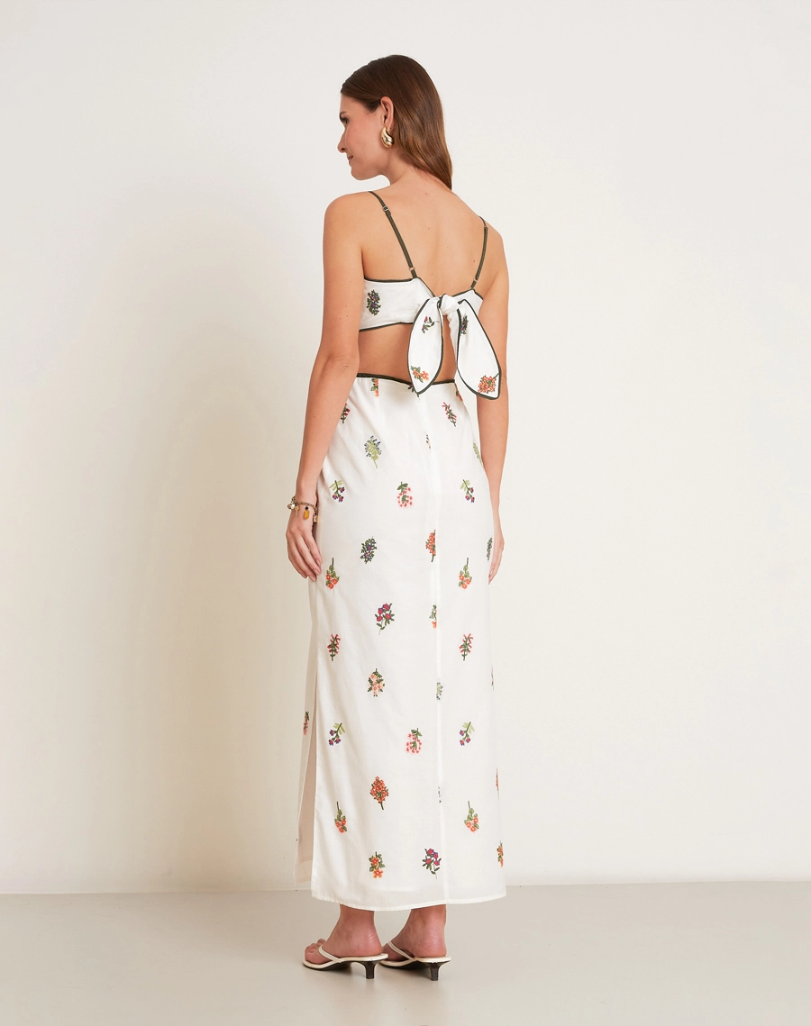 O Vestido Longo Joana é confeccionado em Cambraia bordada, tecido leve, delicado e de aspecto artesanal. <br/>