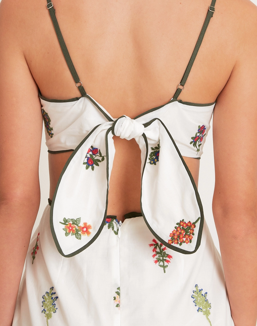 O Vestido Longo Joana é confeccionado em Cambraia bordada, tecido leve, delicado e de aspecto artesanal. <br/>
