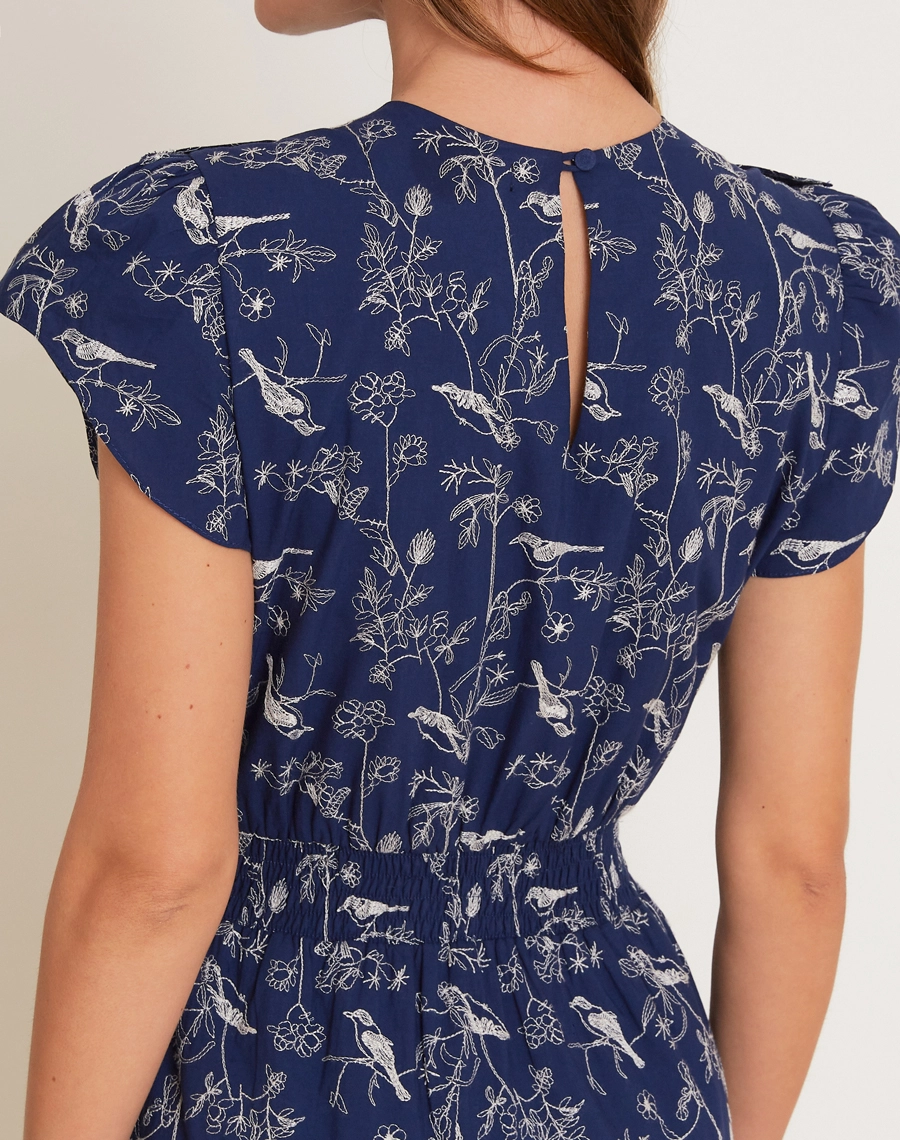 O Vestido Midi Carmem é confeccionado em cambraia, um tecido leve, fresco e de toque suave. <br/>