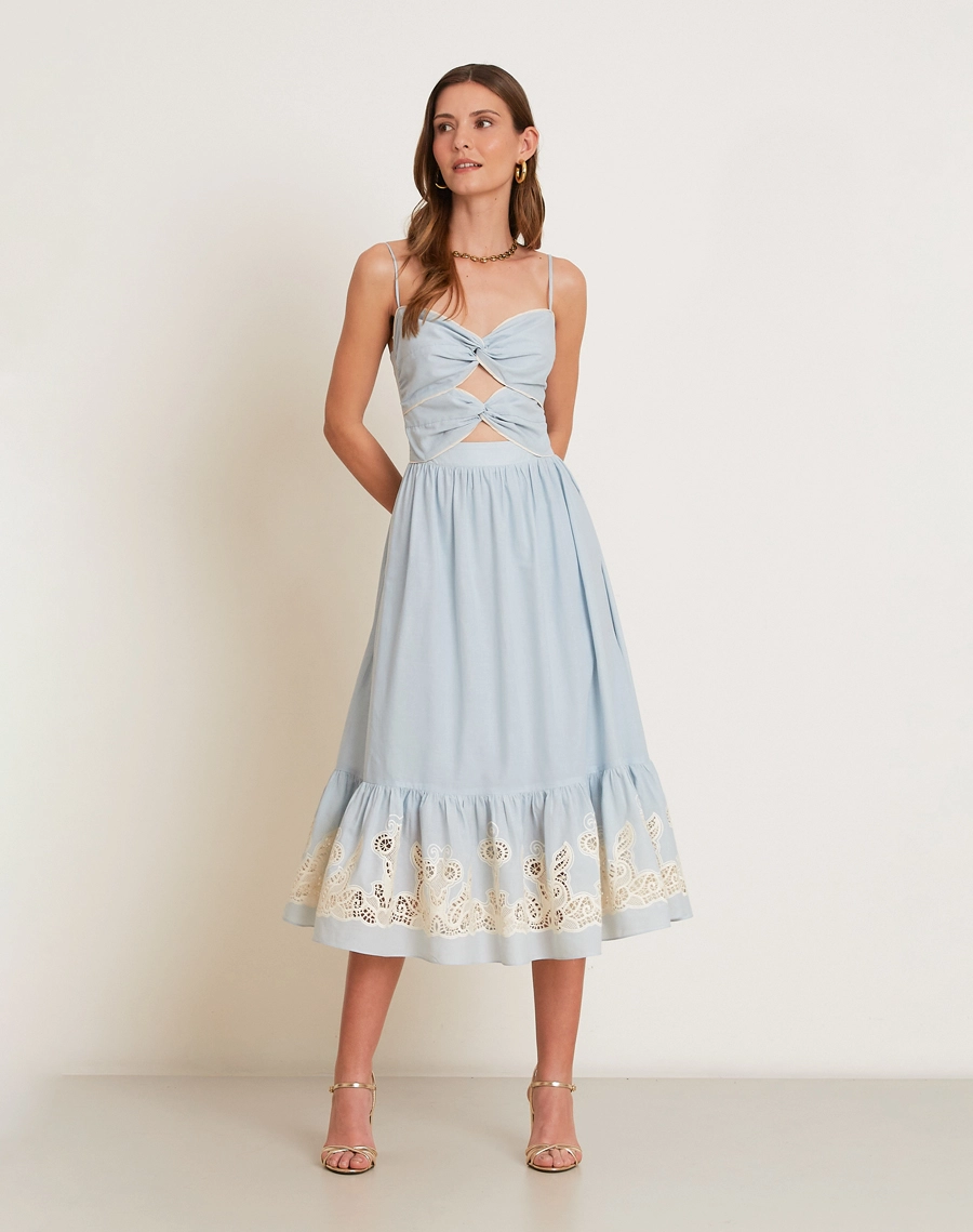 O Vestido Midi Maisa é confeccionado em Cambraia Bordada, tecido leve, delicado e de toque artesanal.