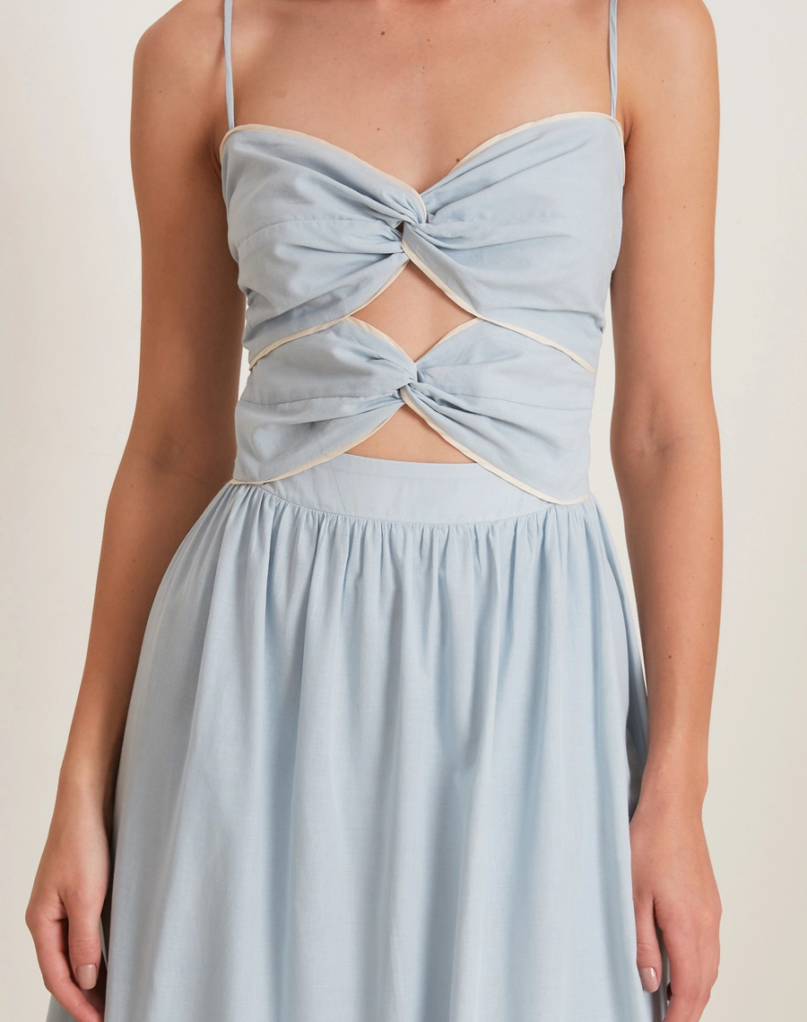 O Vestido Midi Maisa é confeccionado em Cambraia Bordada, tecido leve, delicado e de toque artesanal.