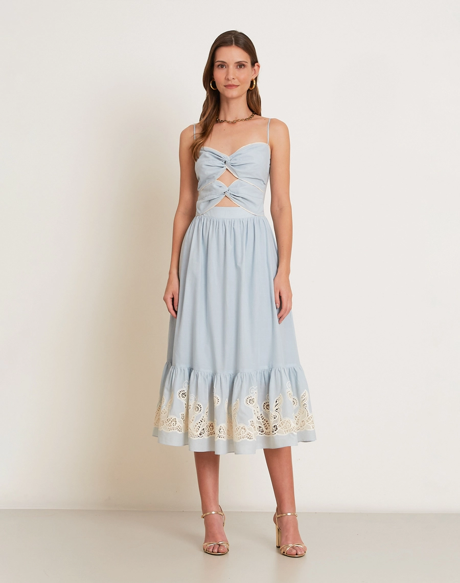 O Vestido Midi Maisa é confeccionado em Cambraia Bordada, tecido leve, delicado e de toque artesanal.