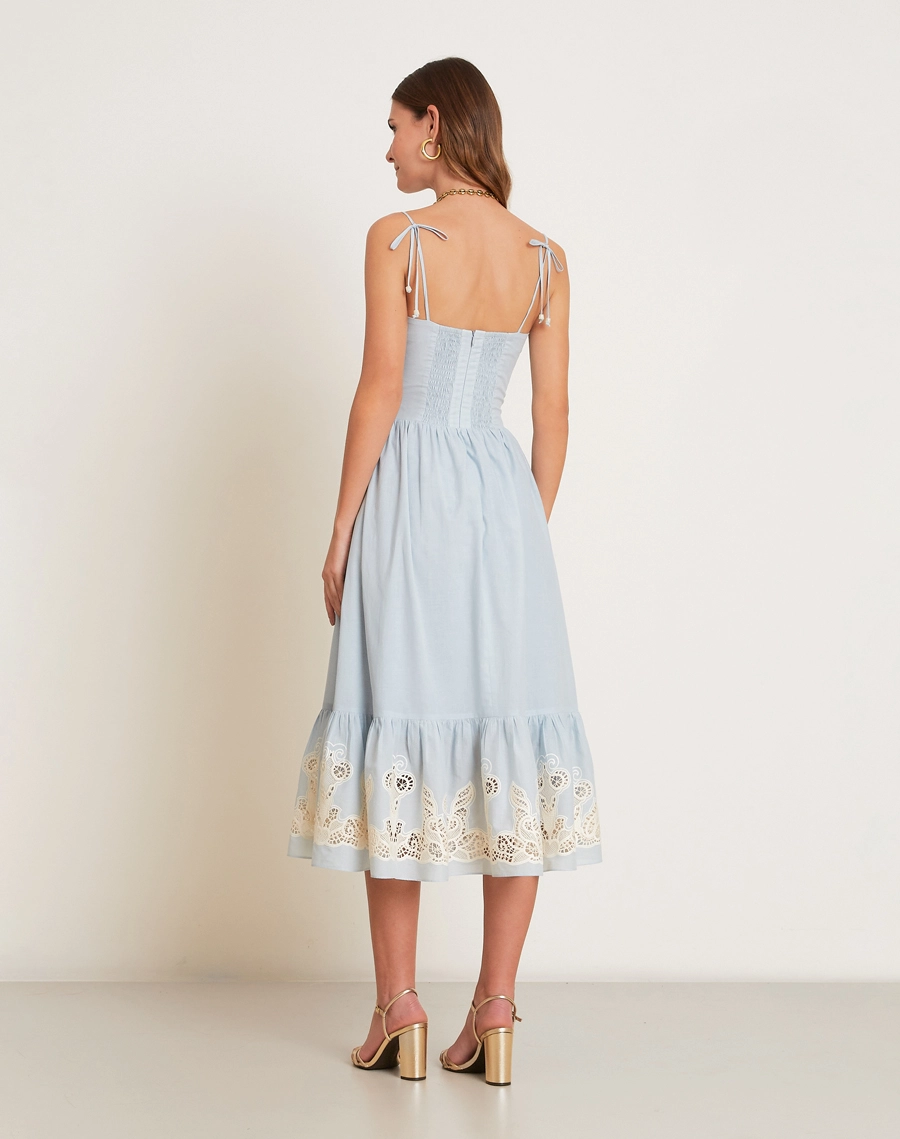 O Vestido Midi Maisa é confeccionado em Cambraia Bordada, tecido leve, delicado e de toque artesanal.