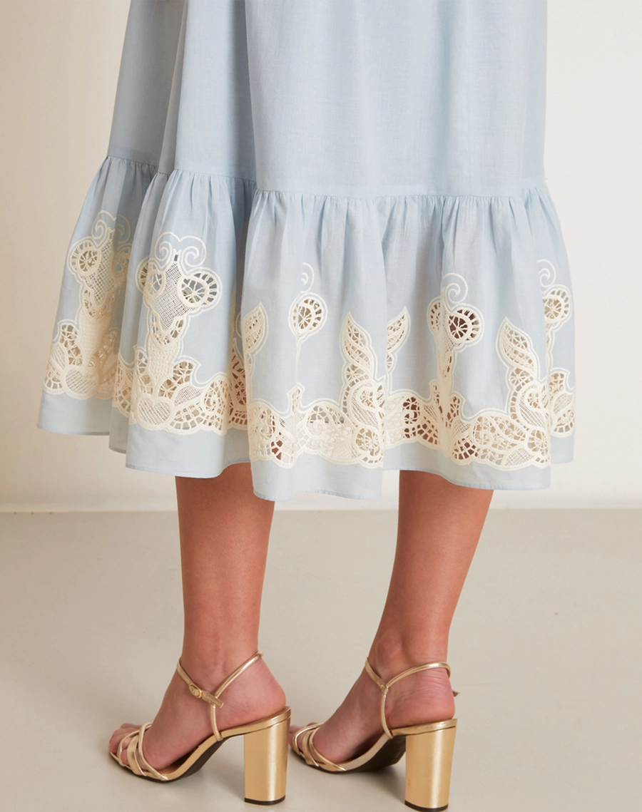O Vestido Midi Maisa é confeccionado em Cambraia Bordada, tecido leve, delicado e de toque artesanal.