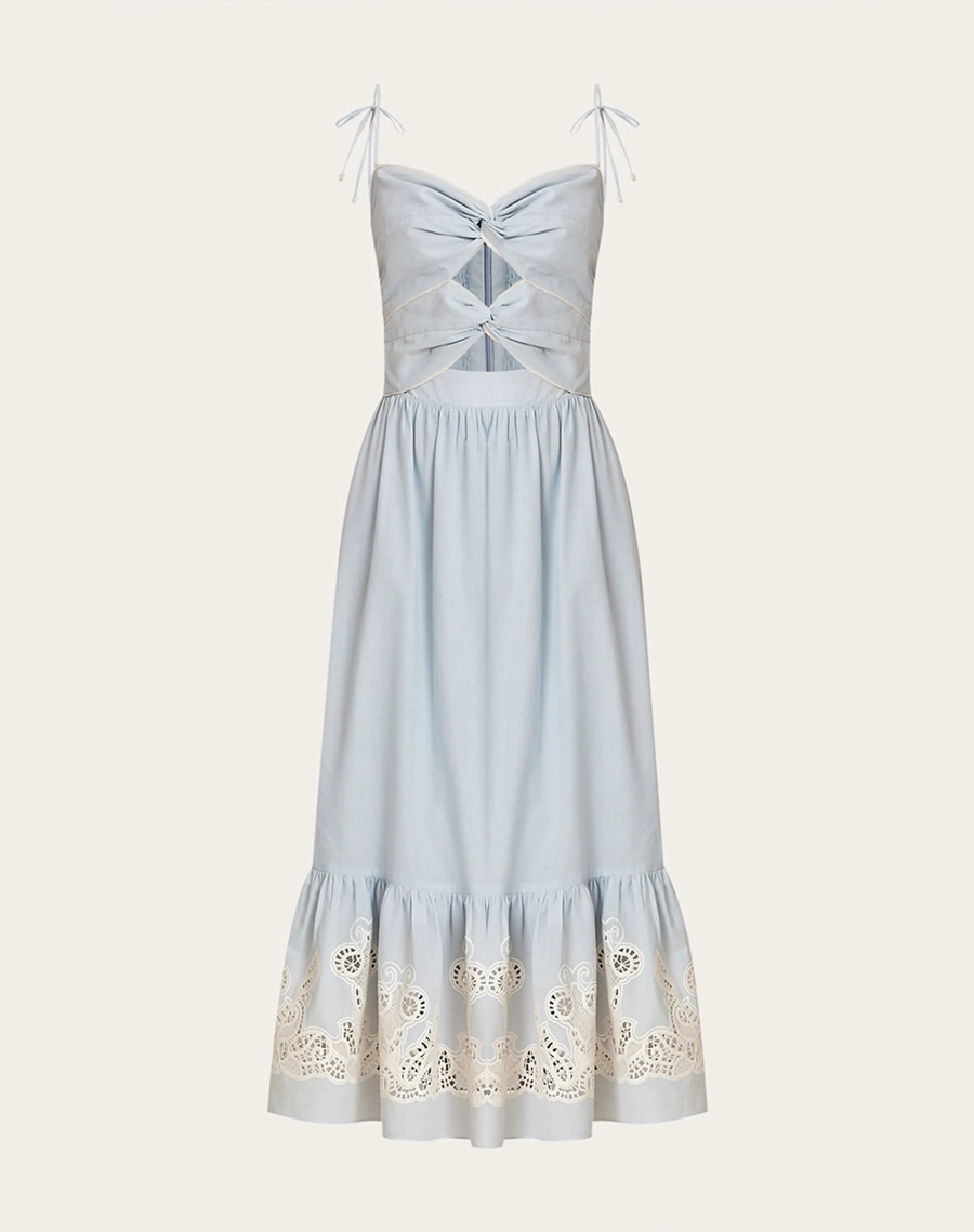 O Vestido Midi Maisa é confeccionado em Cambraia Bordada, tecido leve, delicado e de toque artesanal.