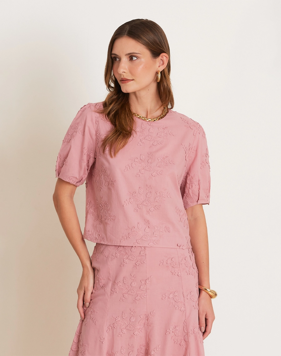 Blusa Marilda é confeccionada em cambraia, tecido leve, macio e fresco, com toque suave e excelente caimento. <br/>
