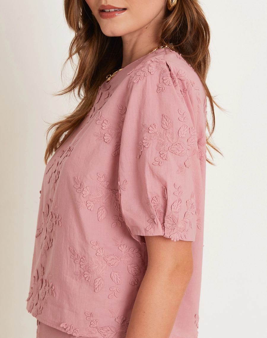 Blusa Marilda é confeccionada em cambraia, tecido leve, macio e fresco, com toque suave e excelente caimento. <br/>