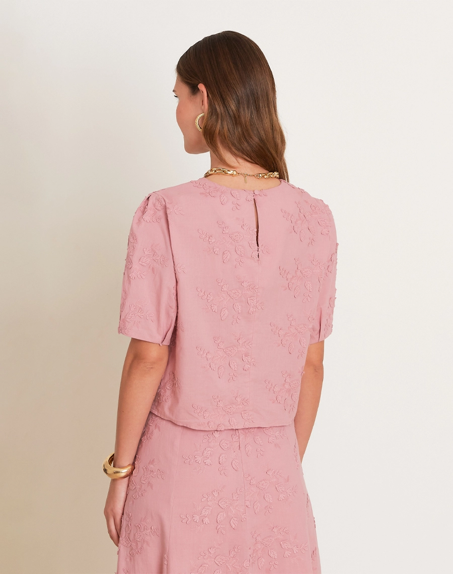 Blusa Marilda é confeccionada em cambraia, tecido leve, macio e fresco, com toque suave e excelente caimento. <br/>