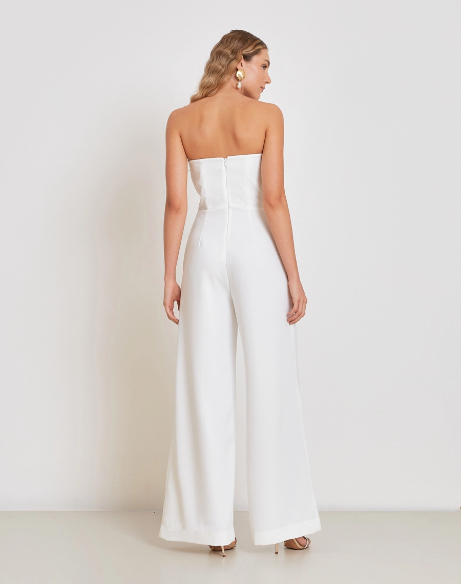 O Macacão Heloise é confeccionado em crepe zara, um tecido levemente texturizado que oferece um caimento leve e fluido, ideal para quem busca conforto e elegância.