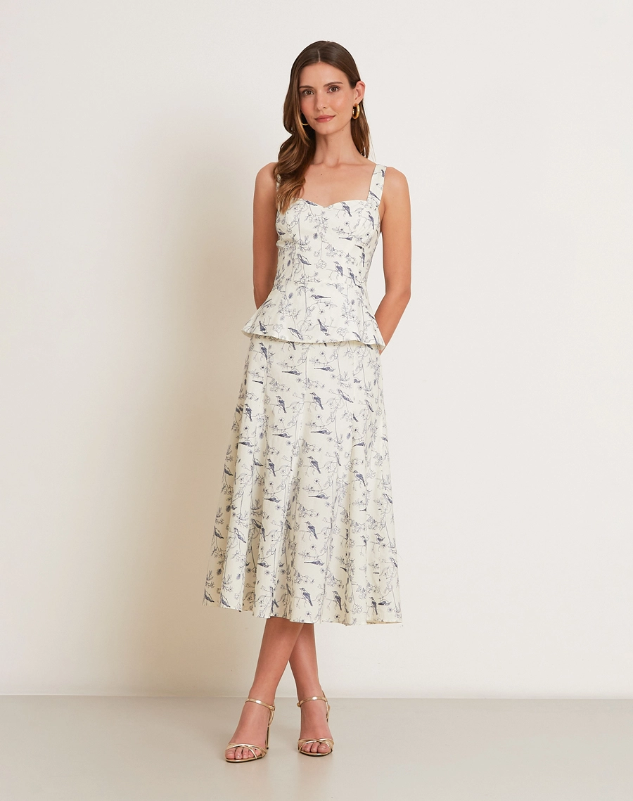 A Saia Midi Carmen é confeccionada em cambraia bordada, tecido leve, fresco e delicado, com estampa em tons de azul e branco que valoriza a textura artesanal da peça. <br/>