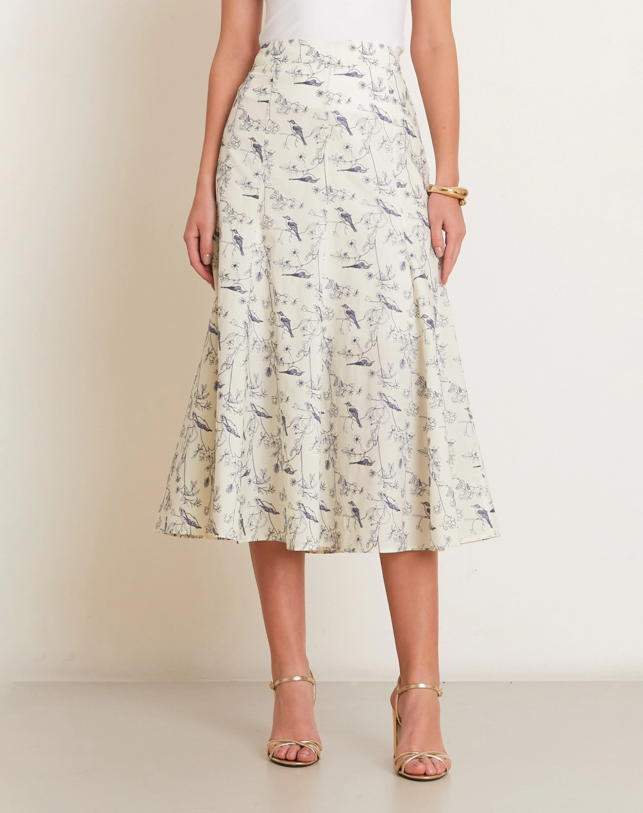 A Saia Midi Carmen é confeccionada em cambraia bordada, tecido leve, fresco e delicado, com estampa em tons de azul e branco que valoriza a textura artesanal da peça. <br/>