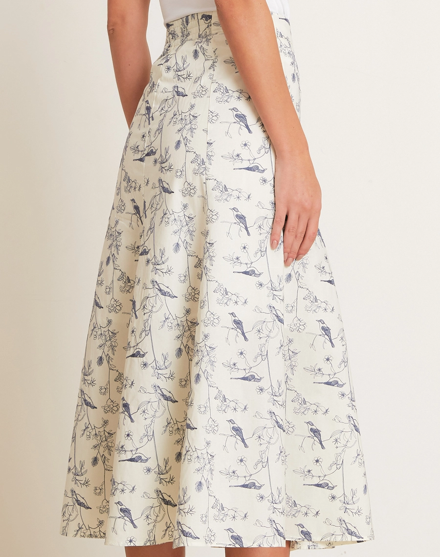 A Saia Midi Carmen é confeccionada em cambraia bordada, tecido leve, fresco e delicado, com estampa em tons de azul e branco que valoriza a textura artesanal da peça. <br/>