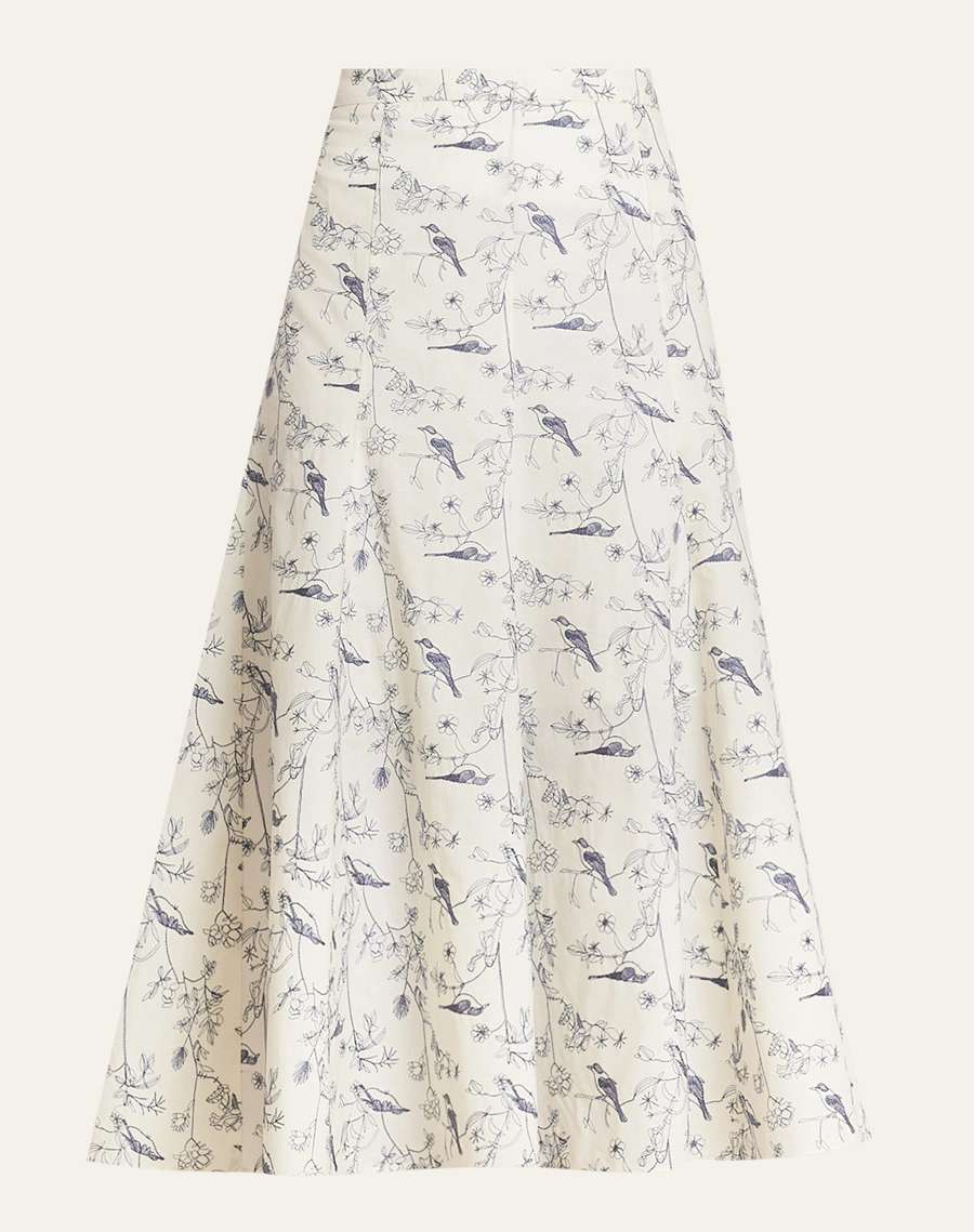 A Saia Midi Carmen é confeccionada em cambraia bordada, tecido leve, fresco e delicado, com estampa em tons de azul e branco que valoriza a textura artesanal da peça. <br/>