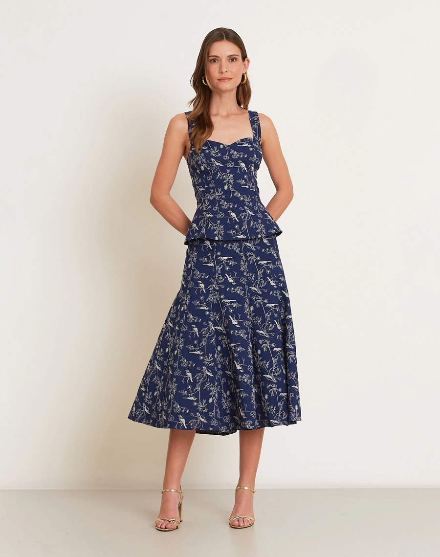 A Saia Midi Carmen é confeccionada em cambraia bordada, tecido leve, fresco e delicado, com estampa em tons de azul e branco que valoriza a textura artesanal da peça. <br/>