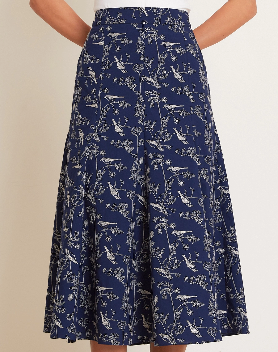 A Saia Midi Carmen é confeccionada em cambraia bordada, tecido leve, fresco e delicado, com estampa em tons de azul e branco que valoriza a textura artesanal da peça. <br/>