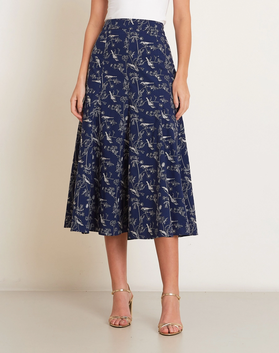 A Saia Midi Carmen é confeccionada em cambraia bordada, tecido leve, fresco e delicado, com estampa em tons de azul e branco que valoriza a textura artesanal da peça. <br/>