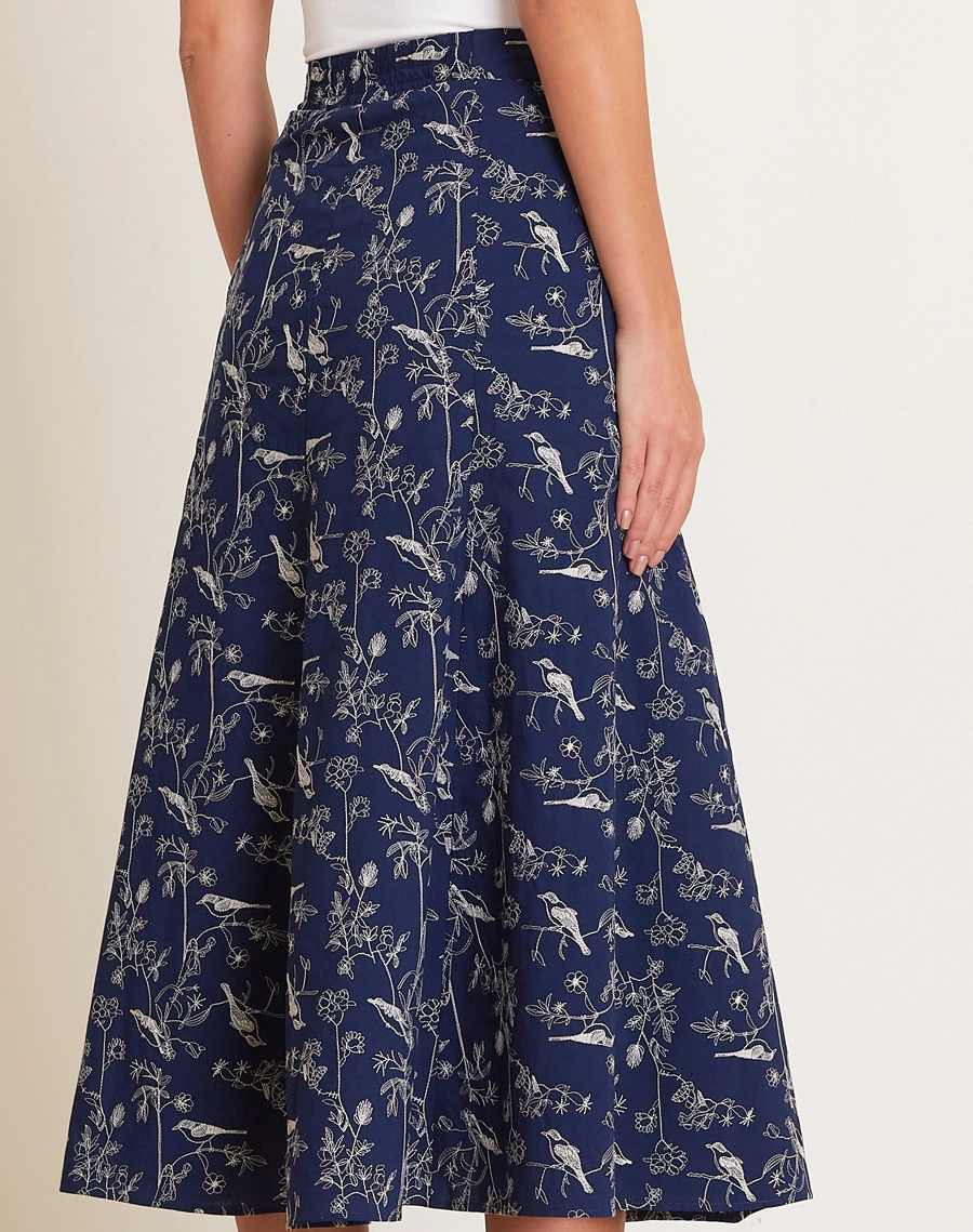 A Saia Midi Carmen é confeccionada em cambraia bordada, tecido leve, fresco e delicado, com estampa em tons de azul e branco que valoriza a textura artesanal da peça. <br/>