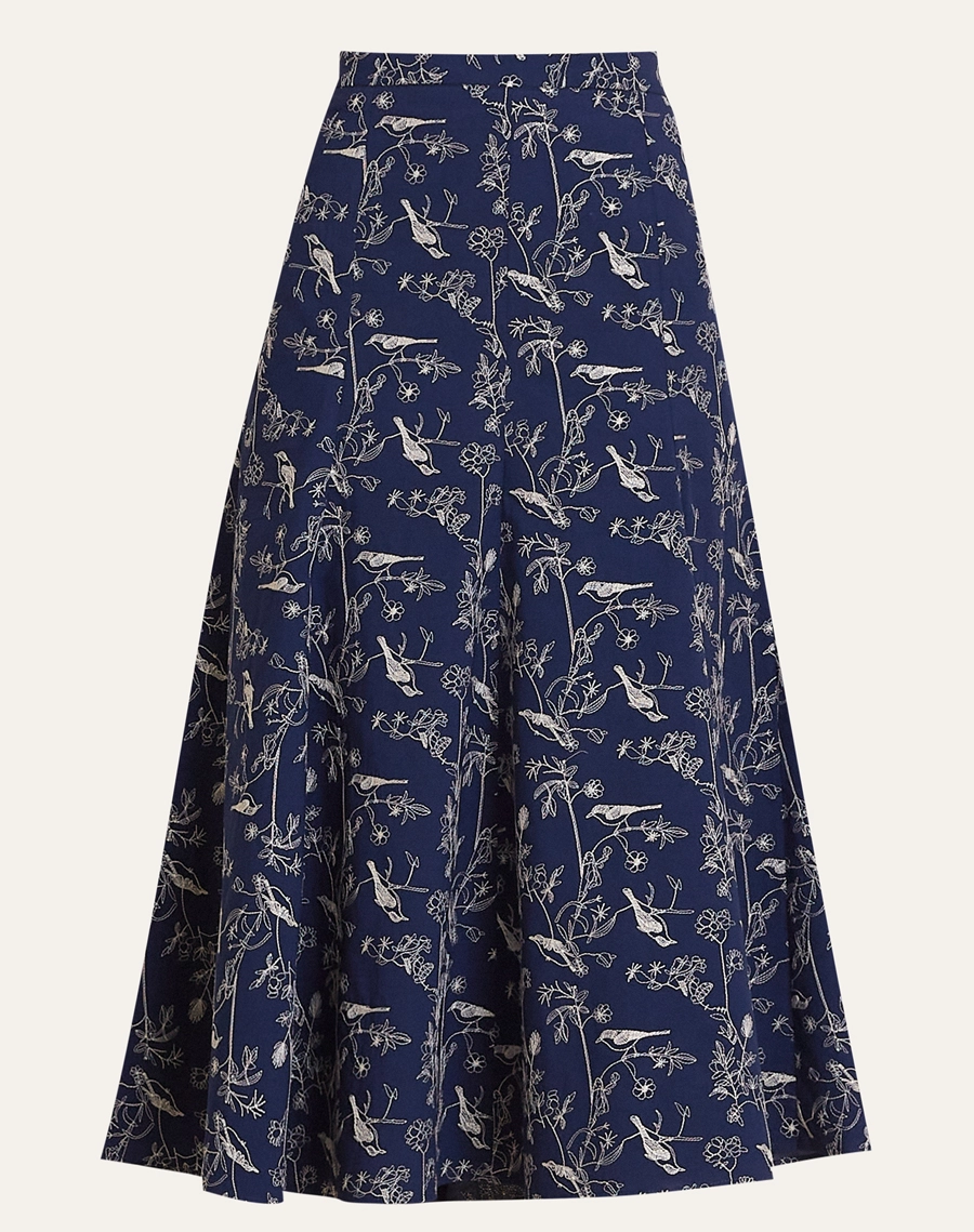 A Saia Midi Carmen é confeccionada em cambraia bordada, tecido leve, fresco e delicado, com estampa em tons de azul e branco que valoriza a textura artesanal da peça. <br/>