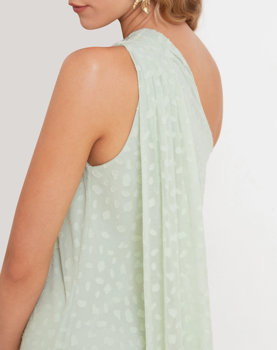 O Vestido Longo Kenya é confeccionado em tecido Jacquard, de aspecto texturizado e delicado, com padronagem sutil que valoriza a superfície da peça.