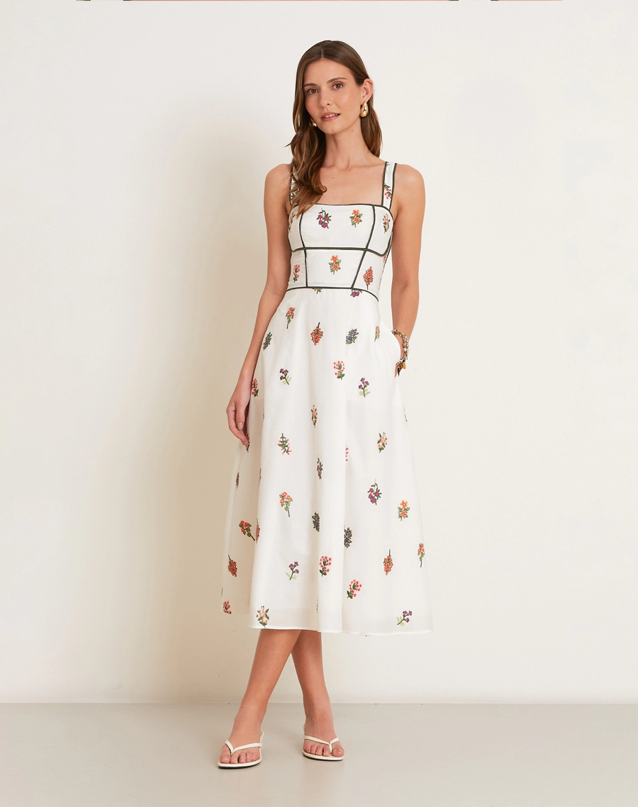 O Vestido Midi Joana é confeccionado em Cambraia bordada, com visual leve, delicado e feminino.<br/>