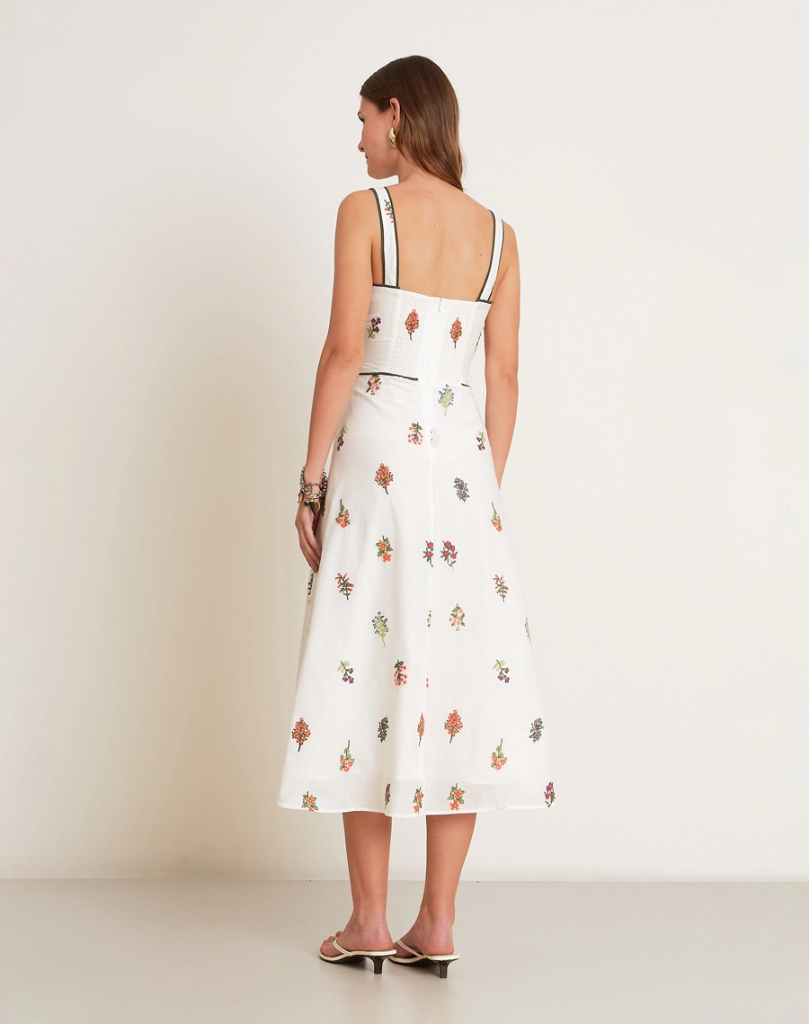 O Vestido Midi Joana é confeccionado em Cambraia bordada, com visual leve, delicado e feminino.<br/>