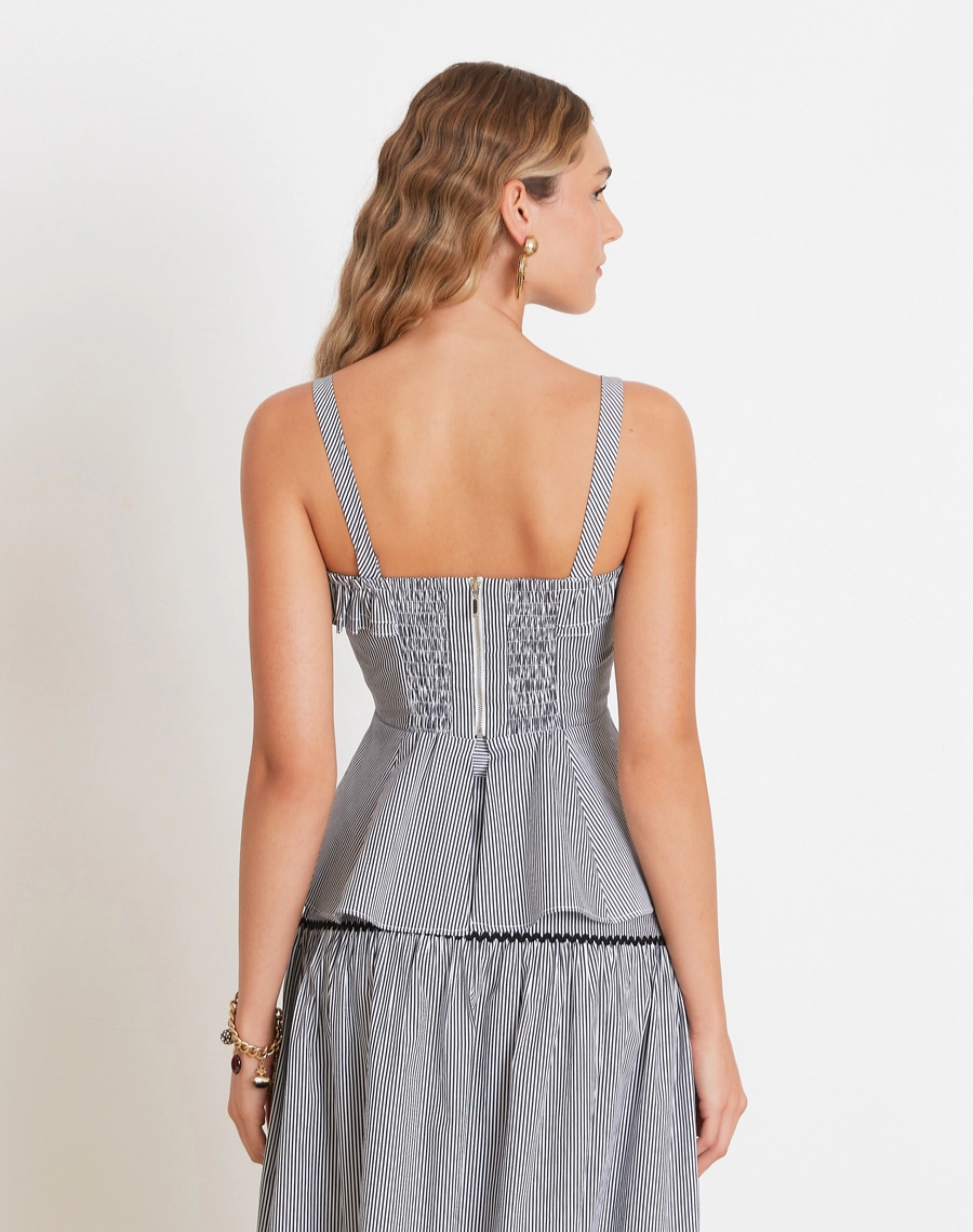 
O Top Rute é confeccionado em Cambraia Listrada, tecido leve, fresco e de aspecto delicado, ideal para uma proposta feminina e confortável. <br/>