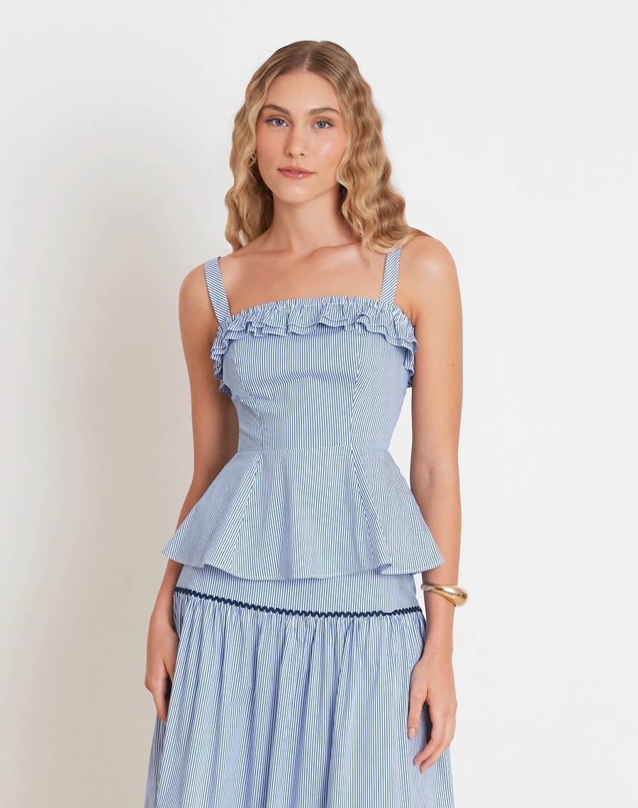 
O Top Rute é confeccionado em Cambraia Listrada, tecido leve, fresco e de aspecto delicado, ideal para uma proposta feminina e confortável. <br/>
