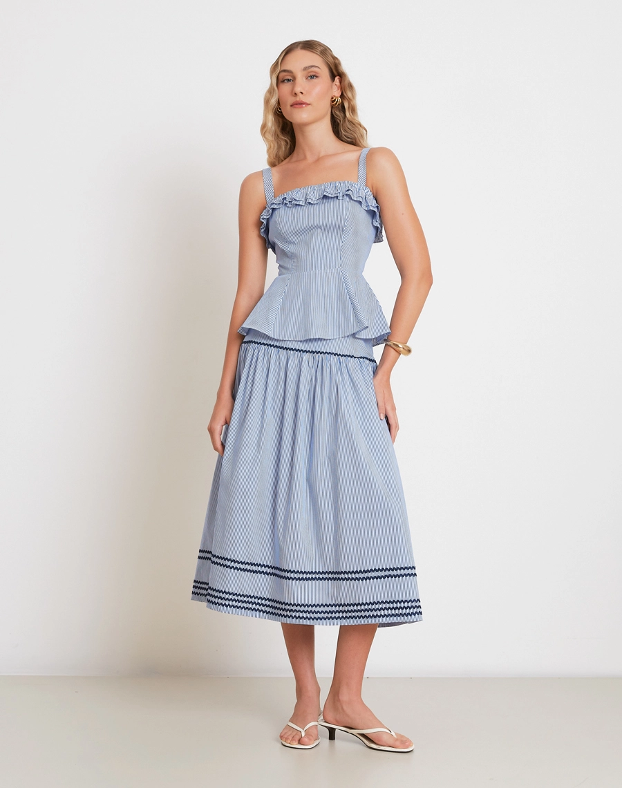 
O Top Rute é confeccionado em Cambraia Listrada, tecido leve, fresco e de aspecto delicado, ideal para uma proposta feminina e confortável. <br/>