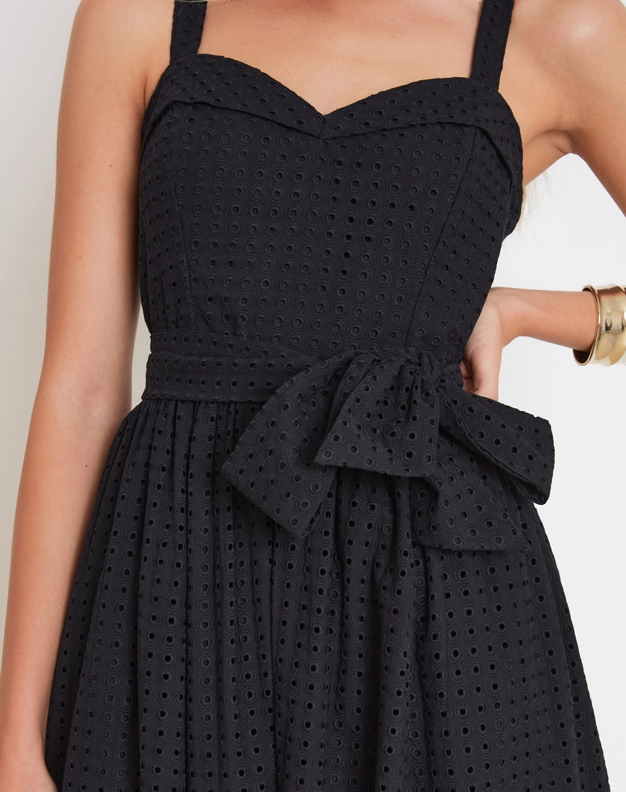 Vestido Midi Nath é confeccionada em tecido Laise, que traz leveza, textura e um aspecto delicado ao visual. <br/>