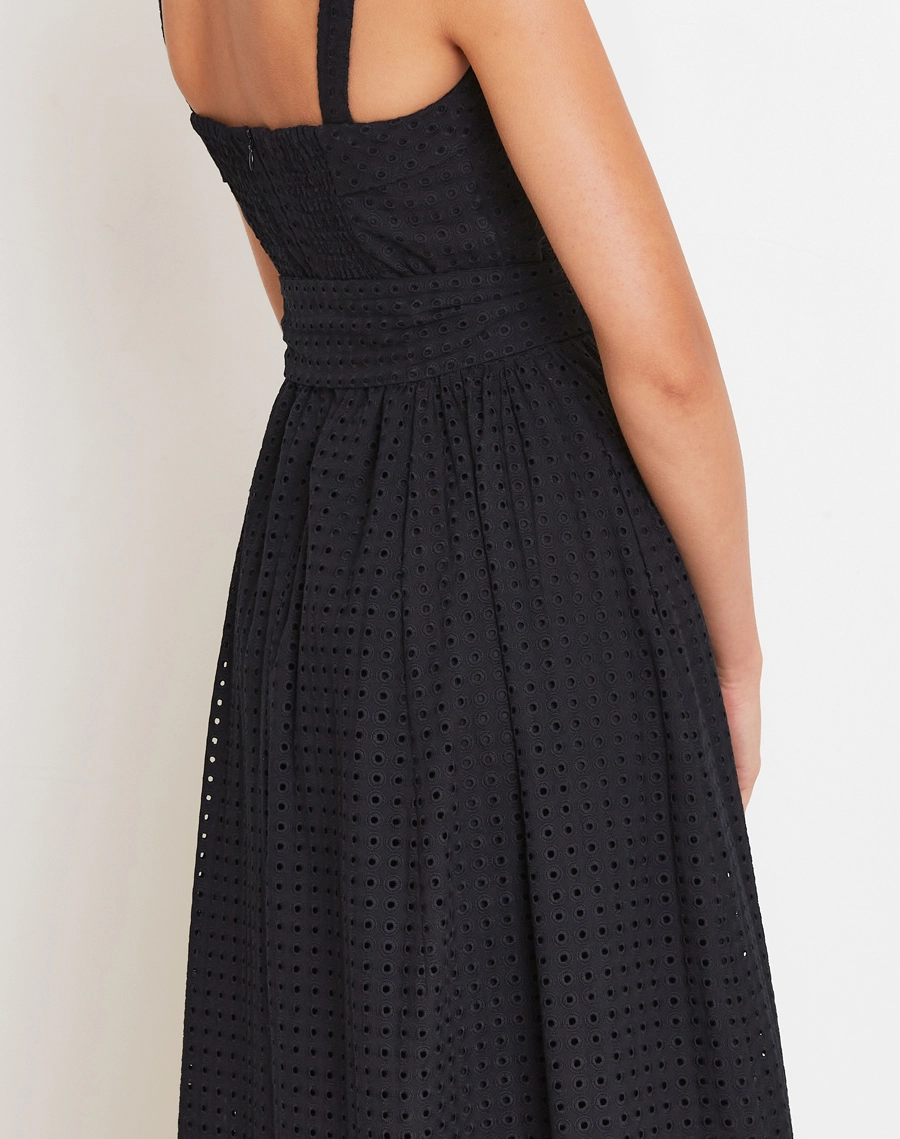 Vestido Midi Nath é confeccionada em tecido Laise, que traz leveza, textura e um aspecto delicado ao visual. <br/>
