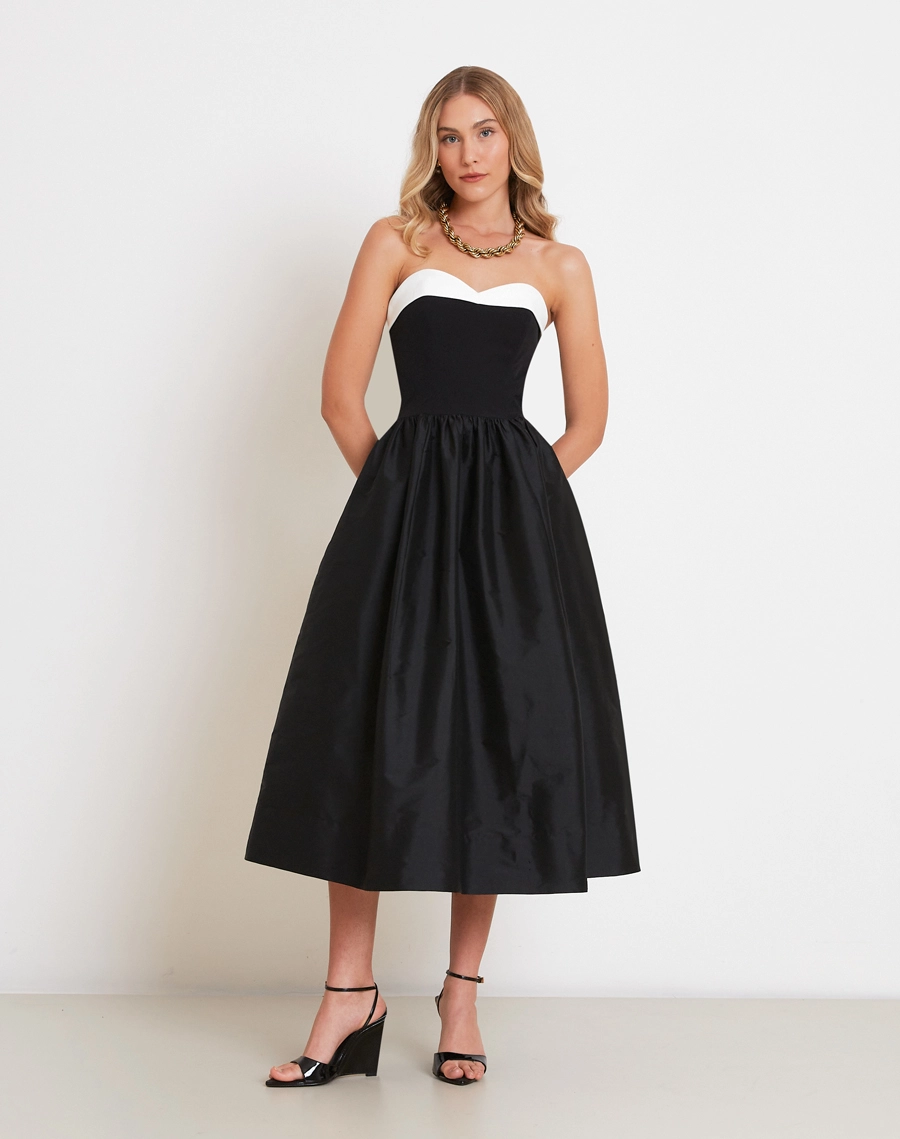 O Vestido Midi Gisela é confeccionado em Malha Memory, tecido que proporciona estrutura, sustentação e um caimento encorpado à peça.