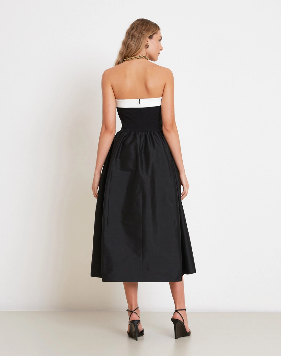 O Vestido Midi Gisela é confeccionado em Malha Memory, tecido que proporciona estrutura, sustentação e um caimento encorpado à peça.