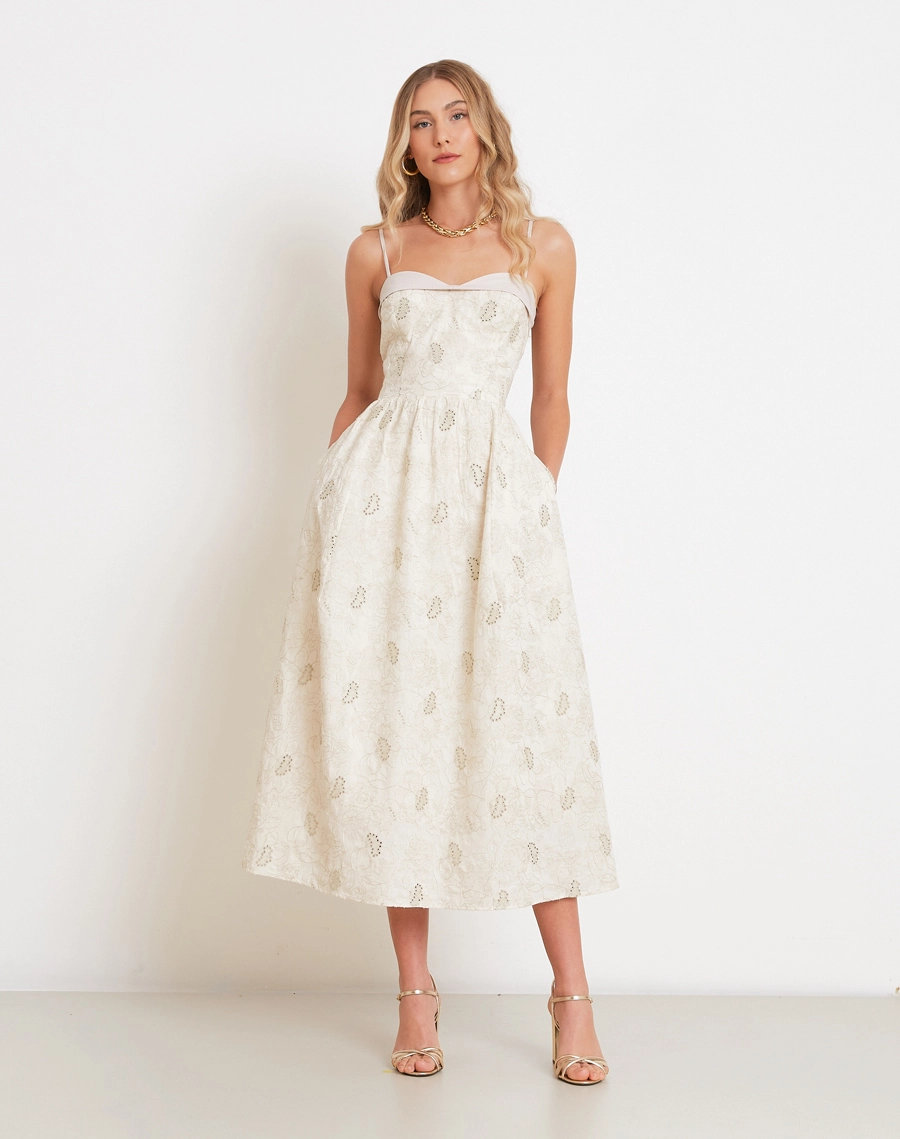 O Vestido Midi Rosi é confeccionado em Cambraia Bordada, com toque leve e delicado.