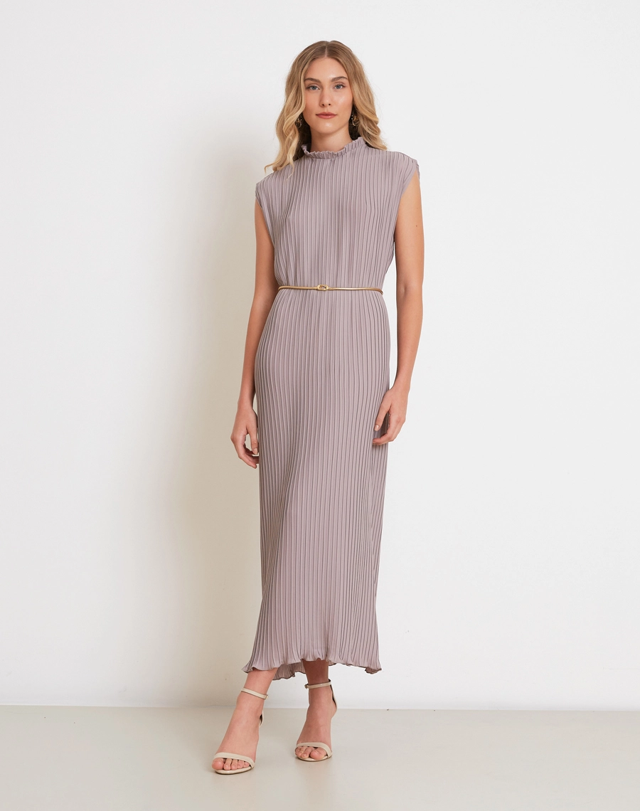 O Vestido Longo Grazi é confeccionado em tecido plissado, que cria uma superfície texturizada com efeito de movimento e fluidez.