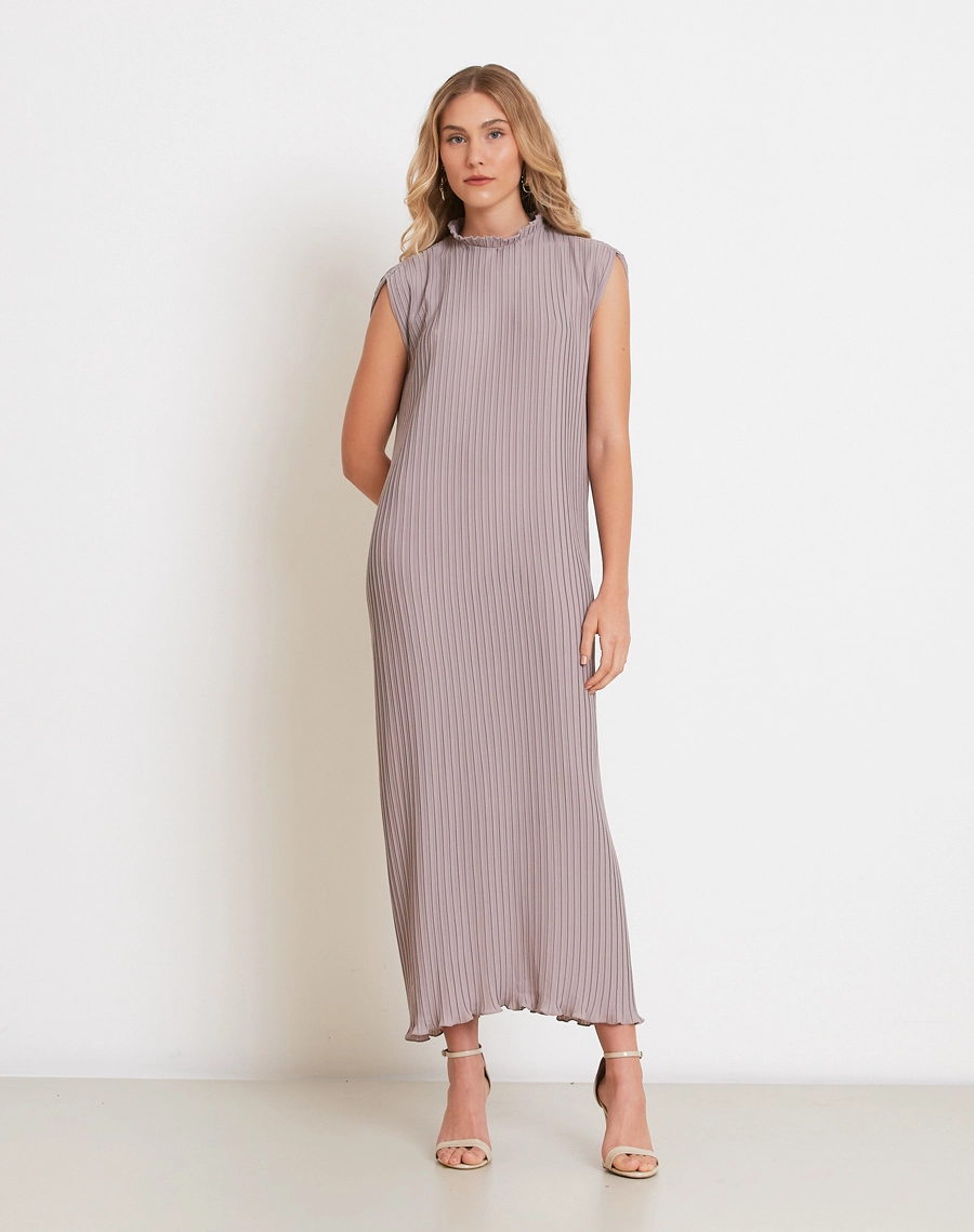 O Vestido Longo Grazi é confeccionado em tecido plissado, que cria uma superfície texturizada com efeito de movimento e fluidez.