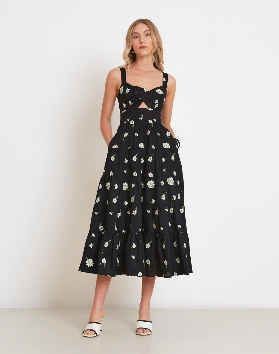 O Vestido Longo Fabiana é confeccionada em Cambraia Bordada, tecido leve, delicado e com textura que valoriza a peça.