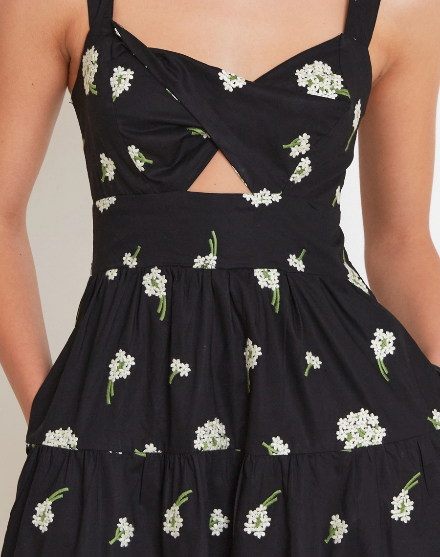 O Vestido Longo Fabiana é confeccionada em Cambraia Bordada, tecido leve, delicado e com textura que valoriza a peça.
