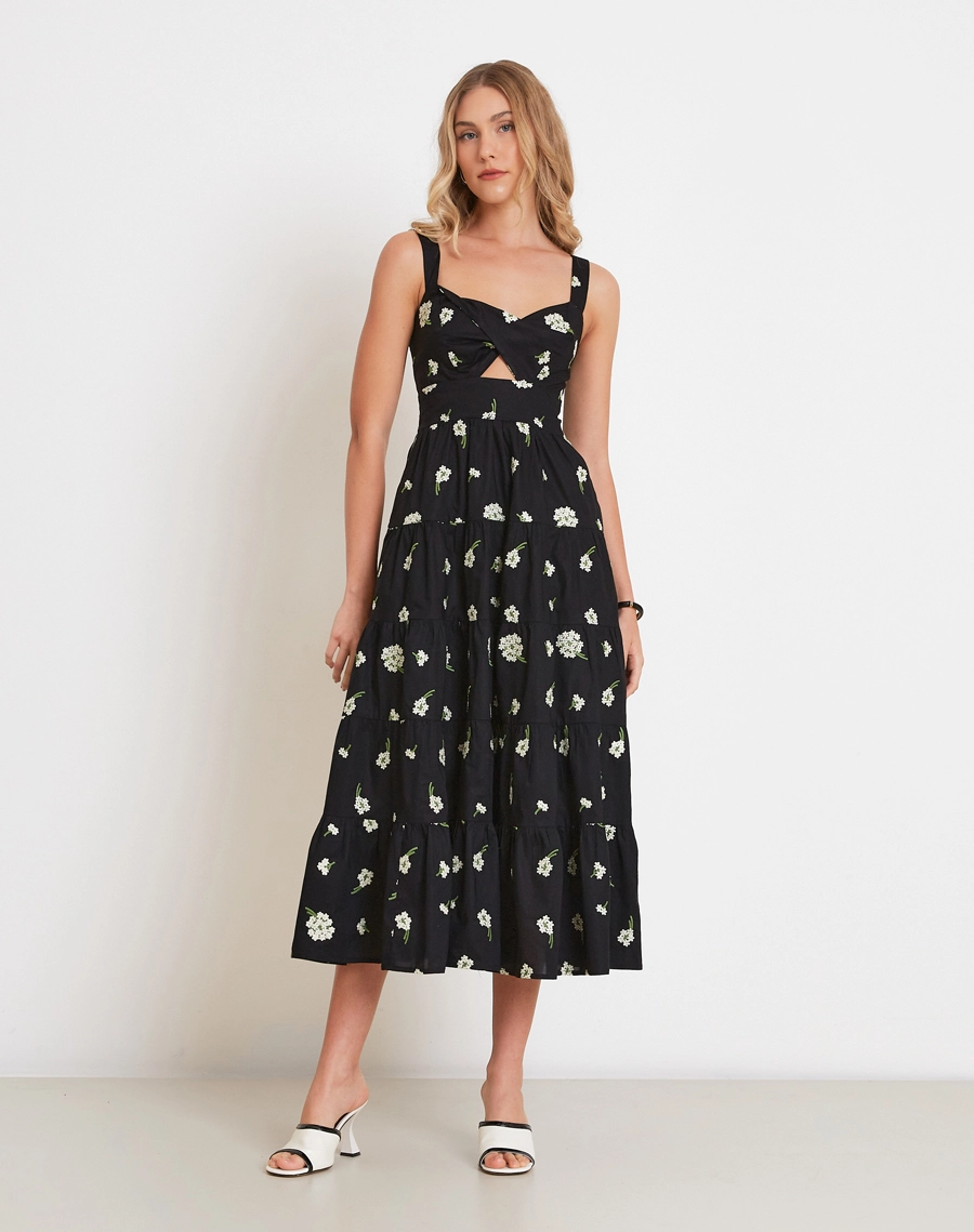 O Vestido Longo Fabiana é confeccionada em Cambraia Bordada, tecido leve, delicado e com textura que valoriza a peça.