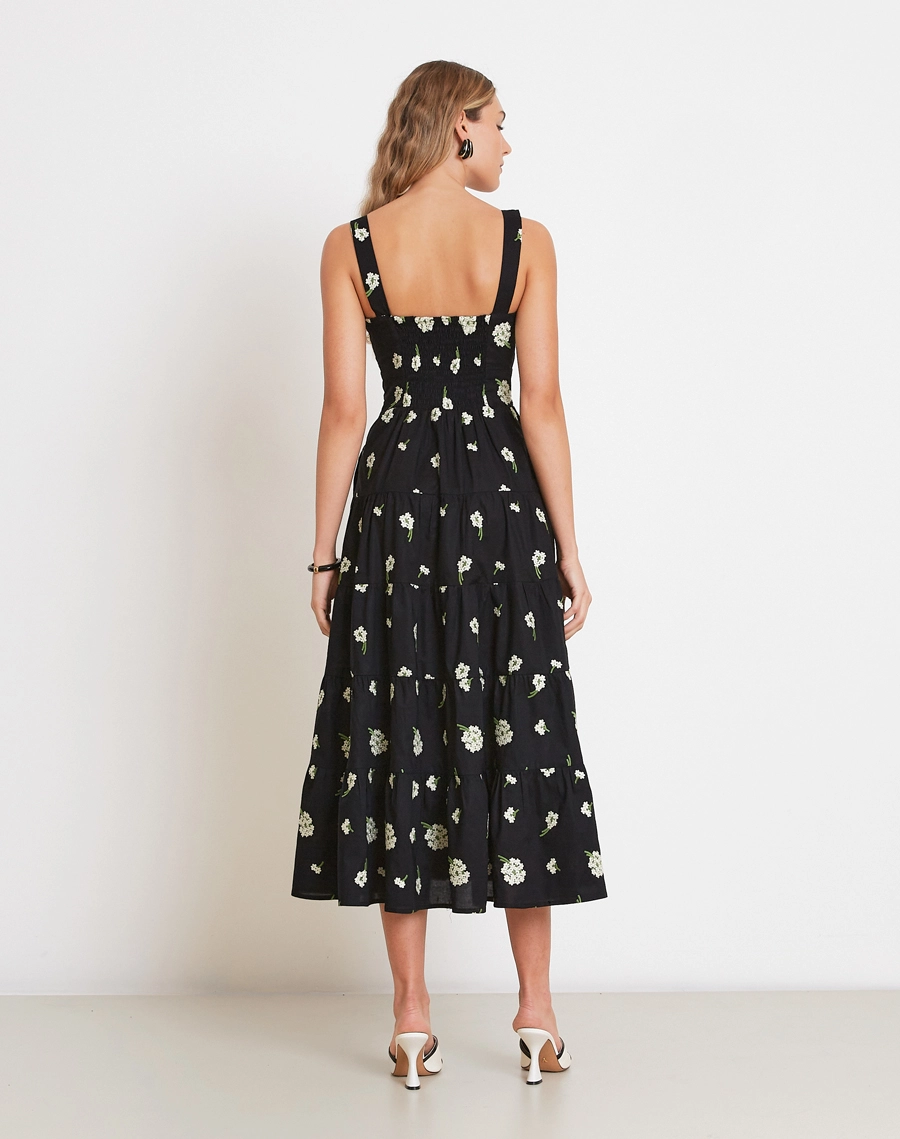 O Vestido Longo Fabiana é confeccionada em Cambraia Bordada, tecido leve, delicado e com textura que valoriza a peça.