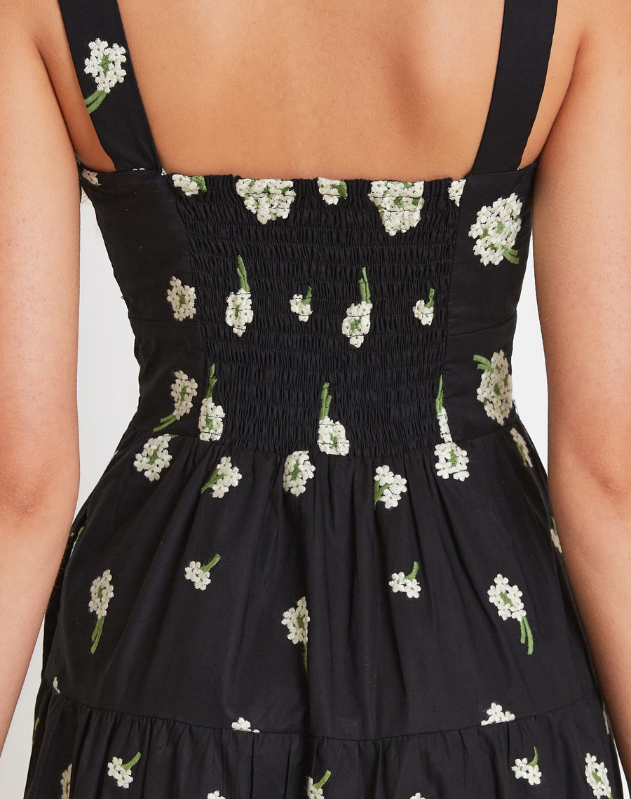 O Vestido Longo Fabiana é confeccionada em Cambraia Bordada, tecido leve, delicado e com textura que valoriza a peça.