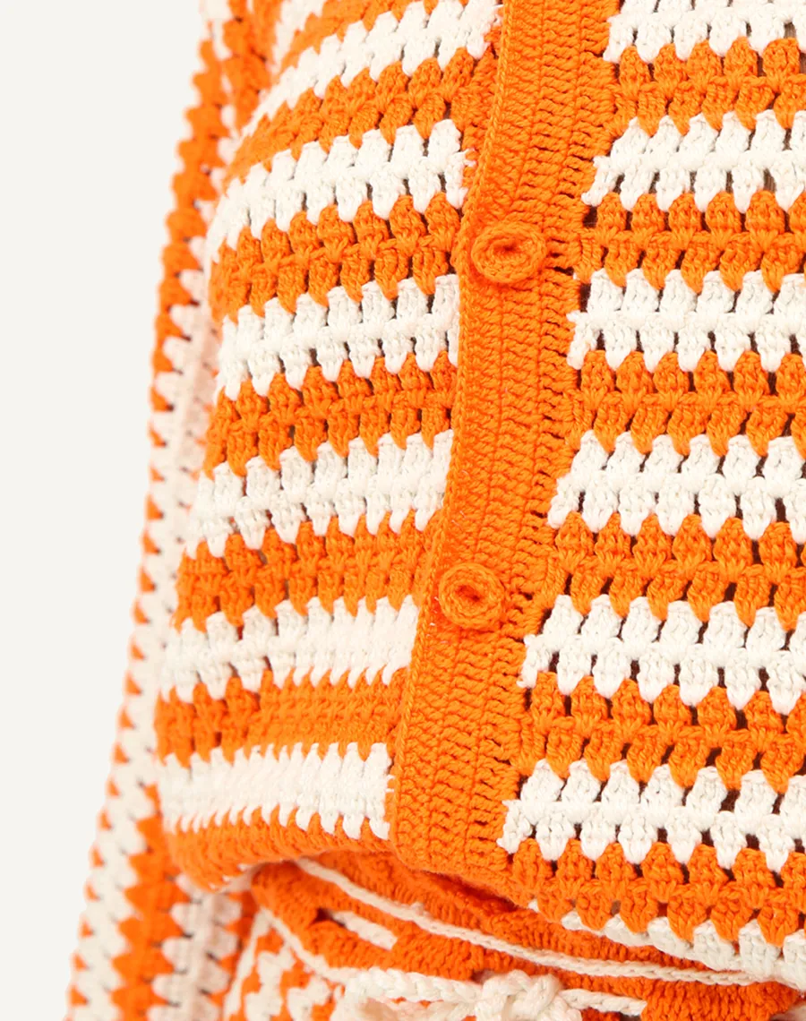 Casaco de crochê confeccionado em algodão. Possui mangas sino. Fechamento frontal por botões de crochê.