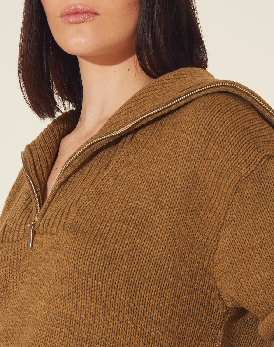 Suéter Zíper Mary em tricot com gola alta com zíper de metal. <br/>
Possui modelagem mais ampla, com gola, punhos e barra canelados.