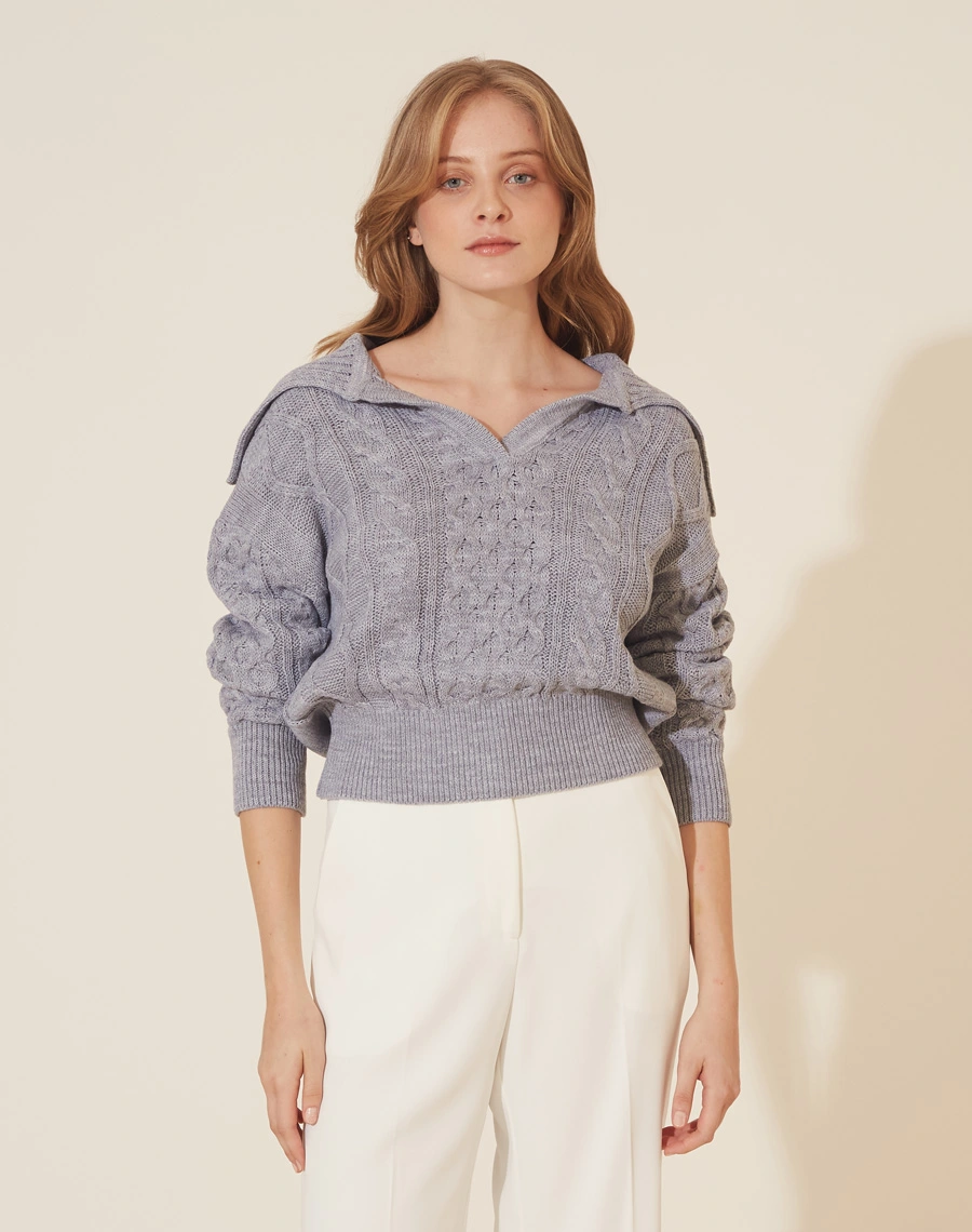 Suéter confeccionado em tricot. <br>
Possui modelagem mais ampla, com gola esporte e punhos e barra canelados. <br>
<br>