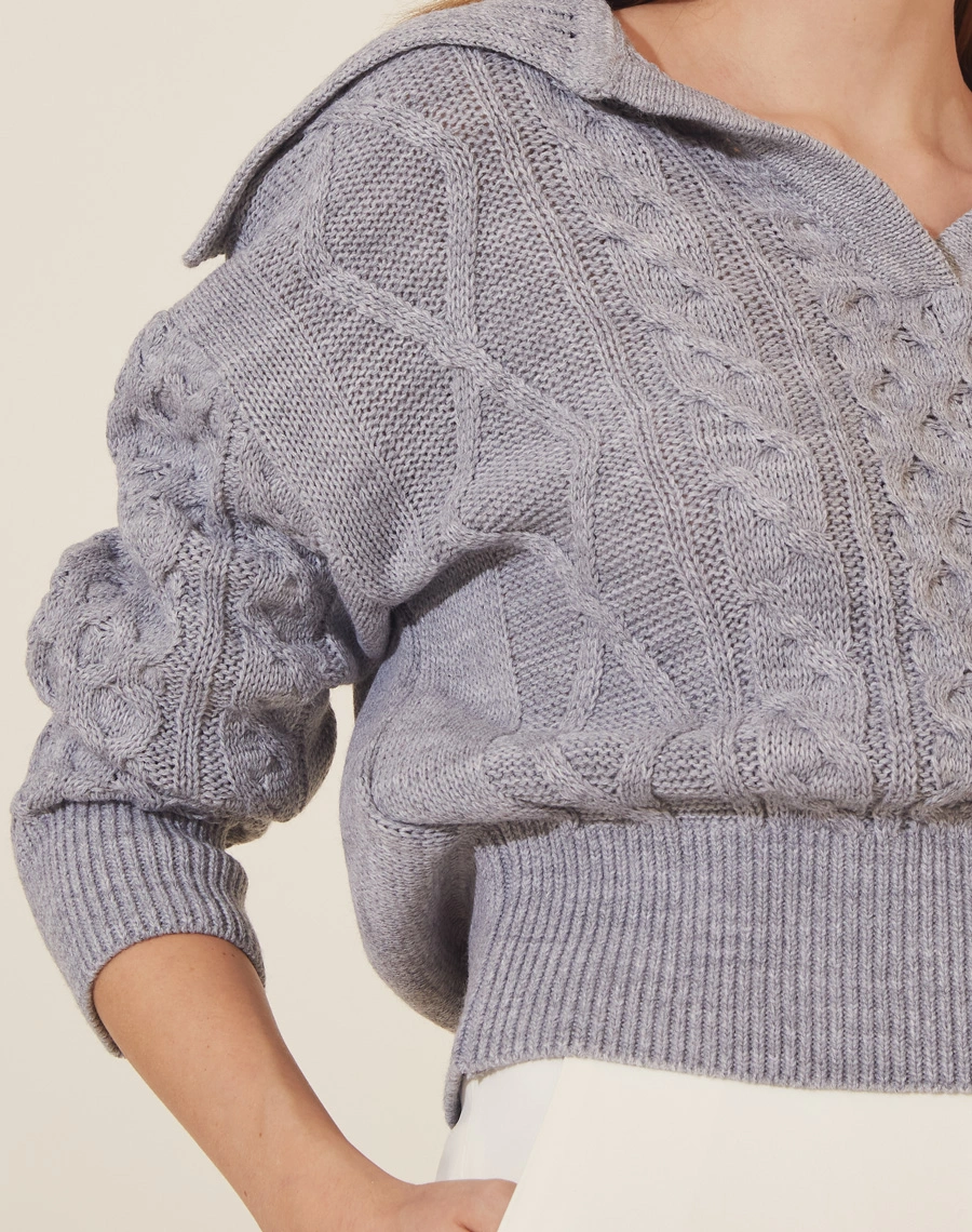 Suéter confeccionado em tricot. <br>
Possui modelagem mais ampla, com gola esporte e punhos e barra canelados. <br>
<br>