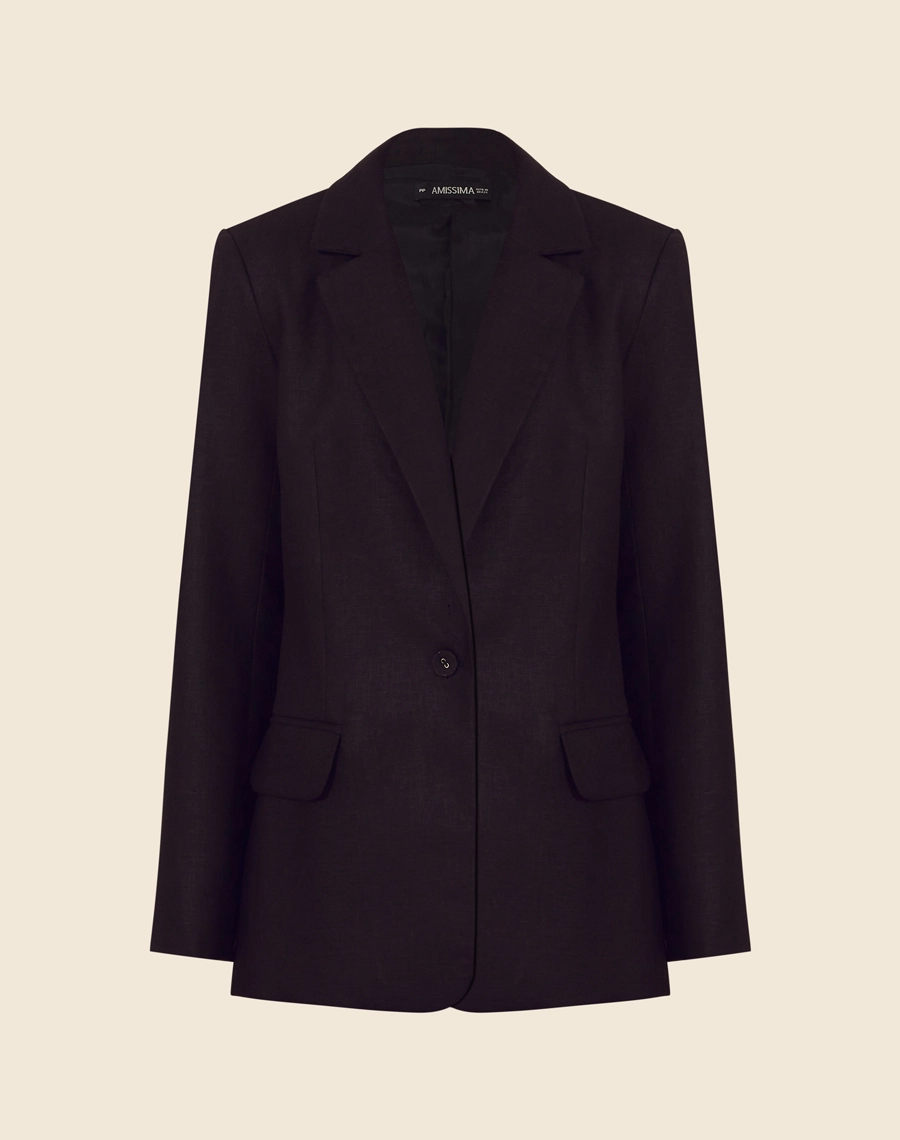 Blazer Maya confeccionado em linho, um tecido estruturado com toque rústico. Com gola clássica, manga longa com ombreiras para mais estrutura, 
