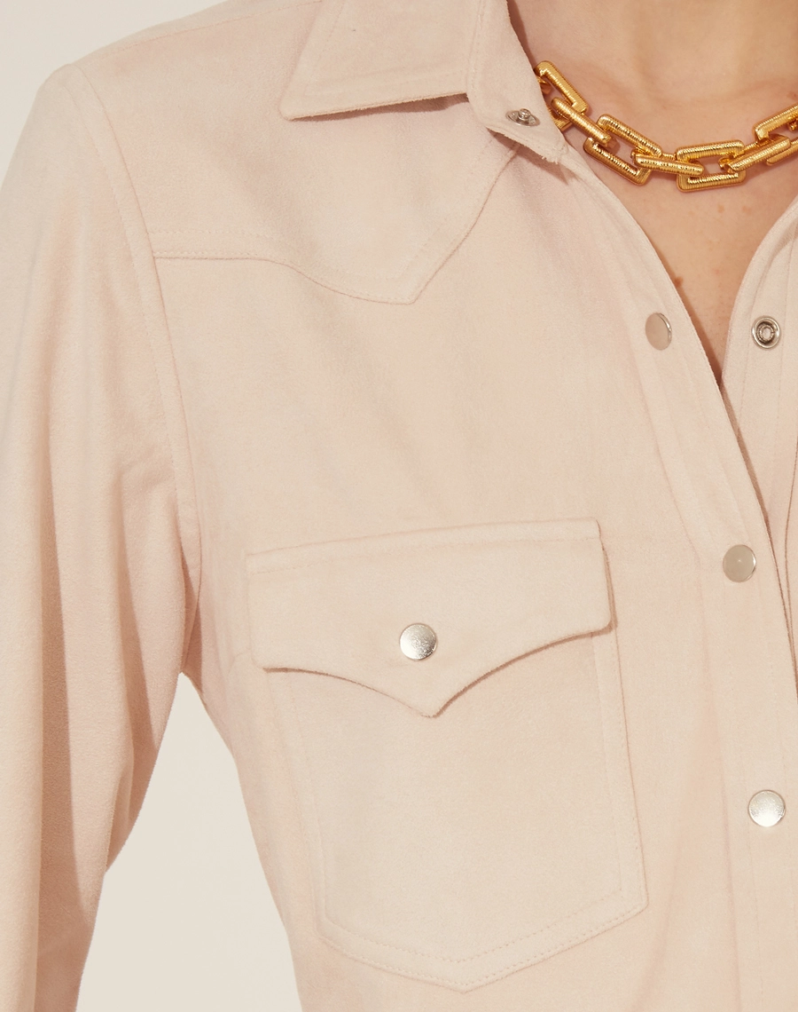 Camiza Arizona confeccionada em Suede.