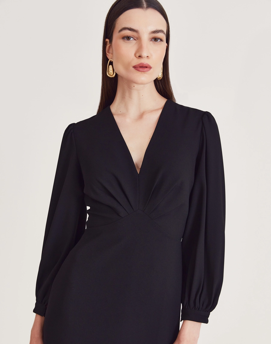 O Vestido Midi Madison é confeccionado em crepe zara. É uma peça marcante e versátil, perfeita para eventos formais, jantares elegantes ou produções sofisticadas com um toque moderno.